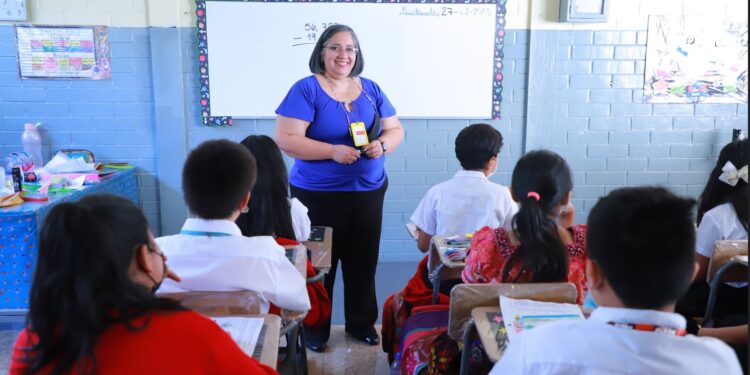 Una maestra imparte clases a sus estudiantes.