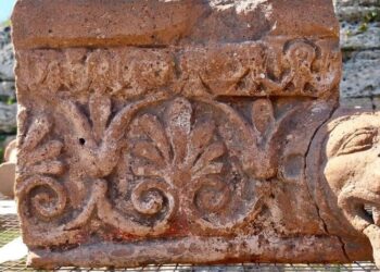 Excepcional hallazgo de cientos de estatuas y altares en templo de Paestum