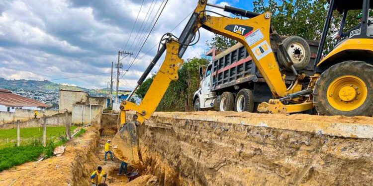 Trabajos de rehabilitación vial en Sacatepéquez