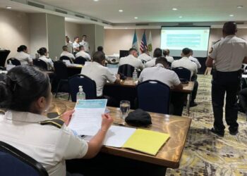 Agentes policiales se capacitan sobre proyectos educativos