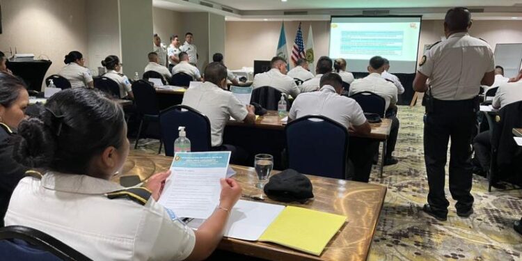 Agentes policiales se capacitan sobre proyectos educativos