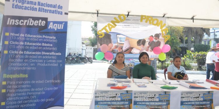 Informan sobre oferta educativa para adultos en Baja Verapaz