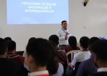 Estudiantes de Alta Verapaz se informan sobre la Expo Becas 2023