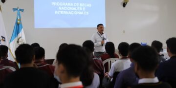 Estudiantes de Alta Verapaz se informan sobre la Expo Becas 2023