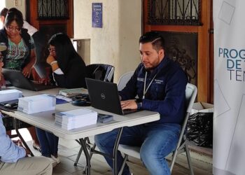 Habitantes de Sololá acuden a feria nacional del empleo
