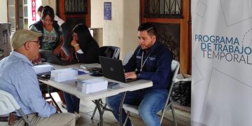 Habitantes de Sololá acuden a feria nacional del empleo