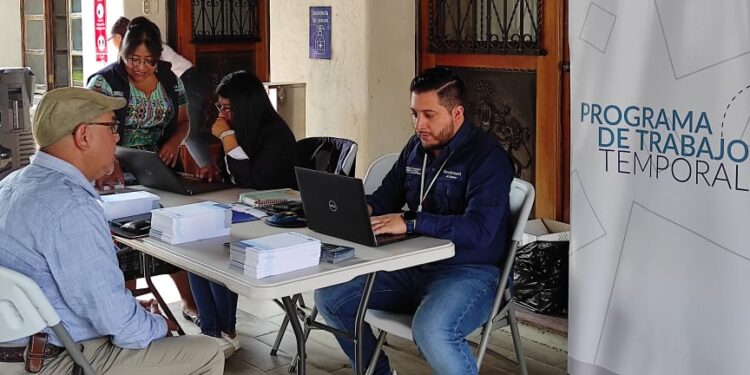 Habitantes de Sololá acuden a feria nacional del empleo