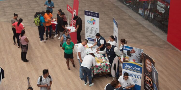 Más de mil escuintlecos llegan a feria de empleo