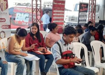 Finaliza con éxito feria de empleo en Cuilapa