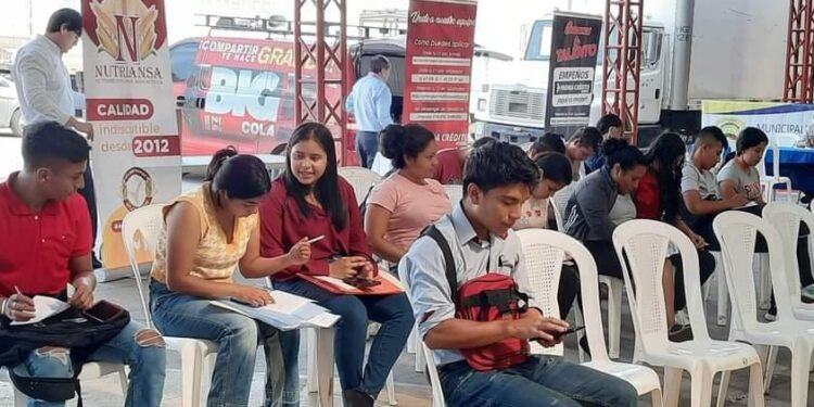 Finaliza con éxito feria de empleo en Cuilapa