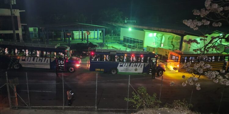 Expulsan a migrantes que transitaban de manera irregular en el país