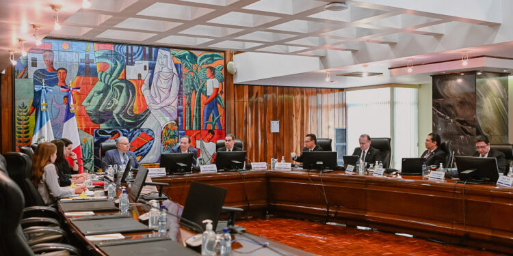 Misión del Banco Central de Francia se reúne con autoridades del Banguat