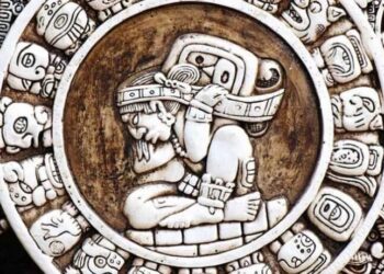 Hallan disco con jeroglíficos mayas en Chichén Itzá