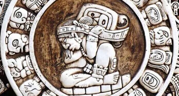 Hallan disco con jeroglíficos mayas en Chichén Itzá