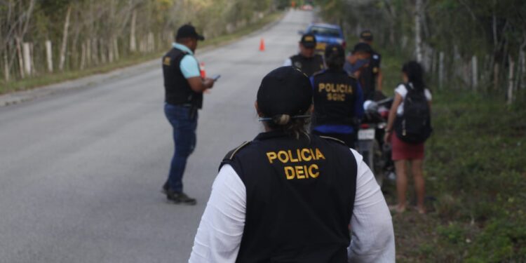 Operativos de seguridad permiten la captura de supuestos delincuentes. /Foto: PNC