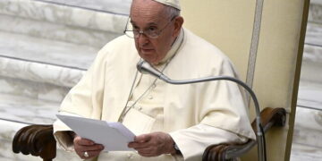 El Papa pide no perder esperanza en la Vigilia Pascual