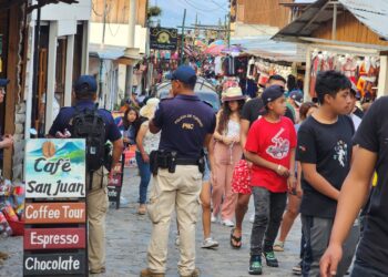Policías velan por la seguridad de los turistas nacionales y extranjeros. /Foto: Disetur