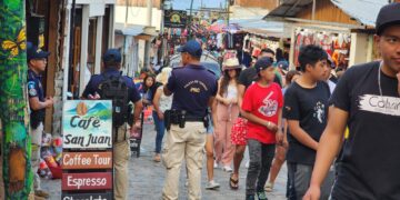 Policías velan por la seguridad de los turistas nacionales y extranjeros. /Foto: Disetur