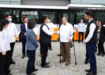 Presidente conoce planta industrial RAC Electric Vehicles Inc.