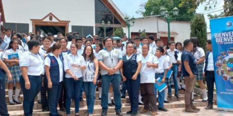 Jóvenes se capacitan en estilos de vida saludable