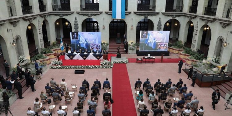 Reconocen a John C. Maxwell por su contribución a la formación de líderes guatemaltecos