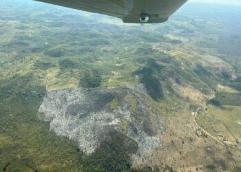 Fuerza Aérea apoya en combate de incendios forestales en Petén