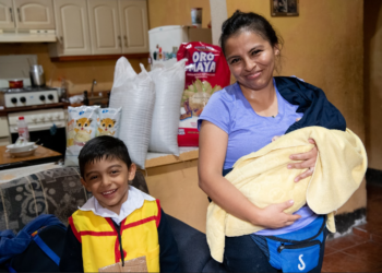 La entrega de raciones de alimentos responde a la Gran Cruzada Nacional por la Nutrición.