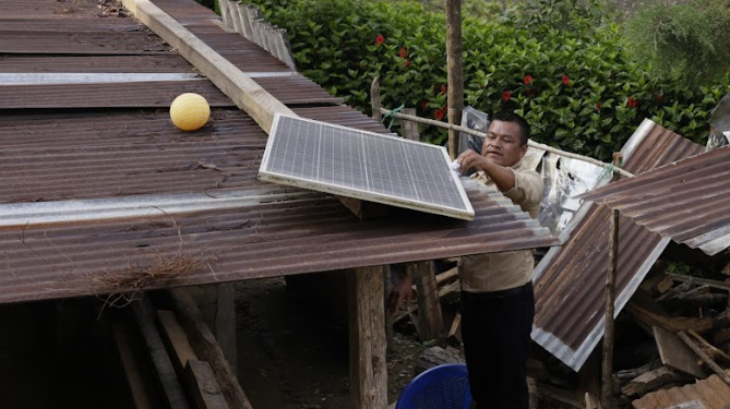 Proyecto de electrificación solar en aldea Tzalamilá, Senahú, Alta Verapaz.