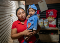 Entregan raciones de alimentos a familias en condiciones vulnerables de la ciudad capital.