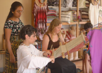 Mujeres tejedoras son pilar en la economía de su familia