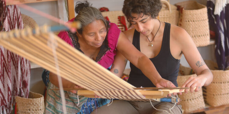 Mujeres tejedoras son pilar en la economía de su familia