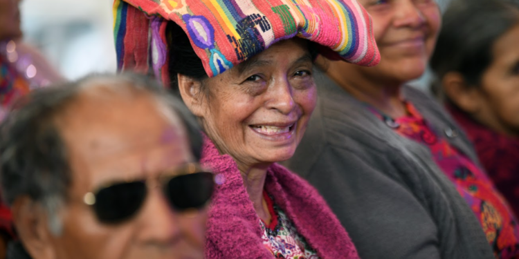 Adultos mayores de Santa Cruz del Quiché acudieron a su notificación de ingreso al PAM.