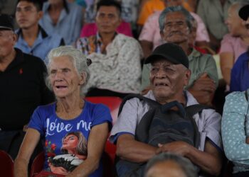 Adultos mayores de Petén agradecen por apoyo económico