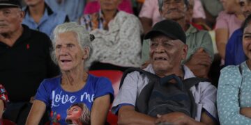 Adultos mayores de Petén agradecen por apoyo económico