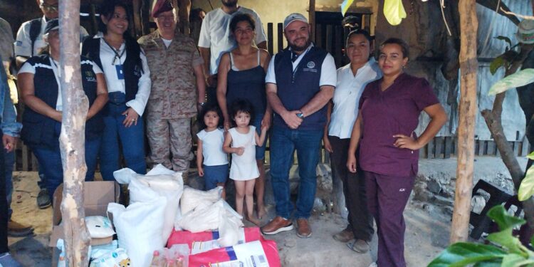 Reservistas militares apoyan en la entrega de paquetes nutricionales