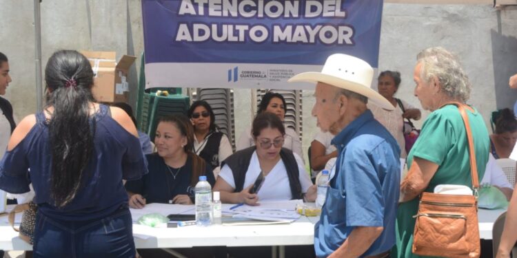 Atención con jornada de salud al adulto mayor.