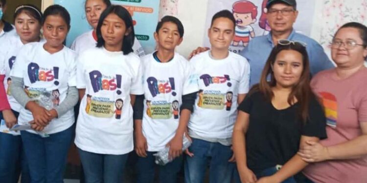 Jóvenes de San Pedro Ayampuc conocen sobre hábitos para una vida saludable