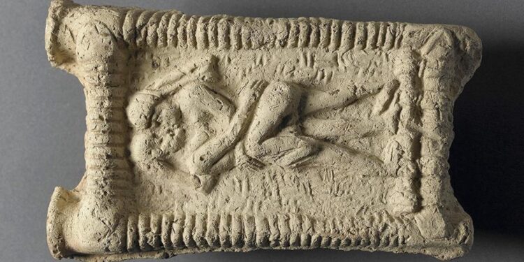 Primeros besos documentados se dieron en Mesopotamia hace 4 mil 500 años