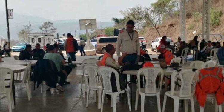 Brindan atención a comunidad afectada por deslizamiento