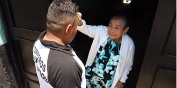 Doña Albertina Tercero y su hijo Byron.