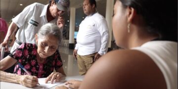 Entrega del PAM a más adultos mayores en Gualán, Zacapa.