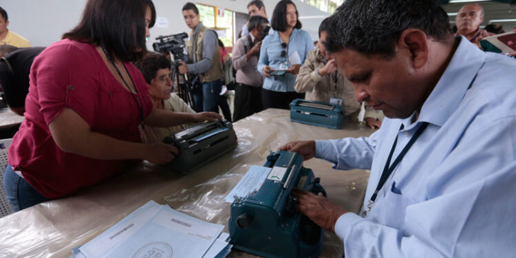 Entregan equipo para impresión de papeletas en braille para las elecciones generales 2023
