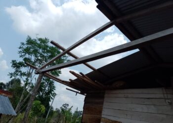 Guatemaltecos afectados por fuertes vientos y lluvias.