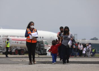 SOSEP atendió a migrantes deportados vía aérea desde Estados Unidos.