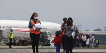 SOSEP atendió a migrantes deportados vía aérea desde Estados Unidos.