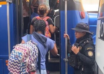 Implementan acciones para regularizar la situación de migrantes irregulares en el país.