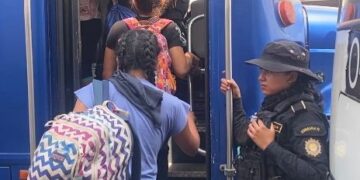 Implementan acciones para regularizar la situación de migrantes irregulares en el país.