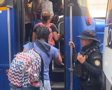 Implementan acciones para regularizar la situación de migrantes irregulares en el país.