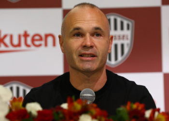 Andrés Iniesta, entre lágrimas, le dice adiós al Vissel Kobe y niega la retirada