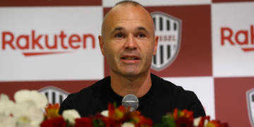 Andrés Iniesta, entre lágrimas, le dice adiós al Vissel Kobe y niega la retirada
